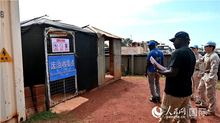 圖5 檢查廢棄油料收集點。王軍杰攝