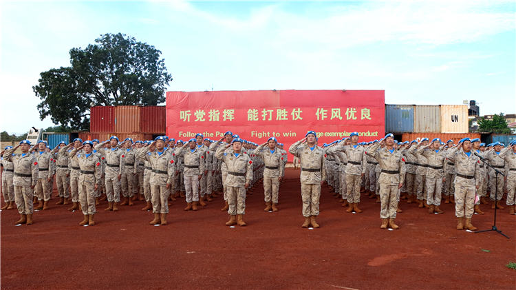 全體官兵唱響國歌。馬騫攝