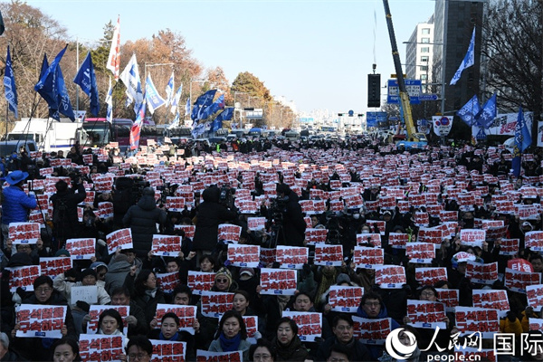 12月14日，市民團體舉行集會，要求“立即彈劾尹錫悅”。人民網(wǎng) 李帆攝