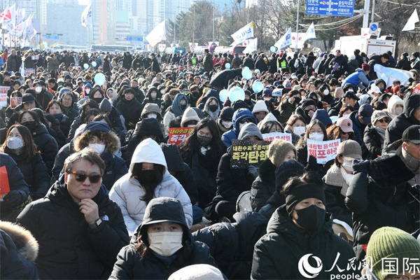 12月14日，各市民團體在韓國國會前舉行大規(guī)模集會，要求“立即逮捕內(nèi)亂魁首尹錫悅”。人民網(wǎng) 柳美鉉攝